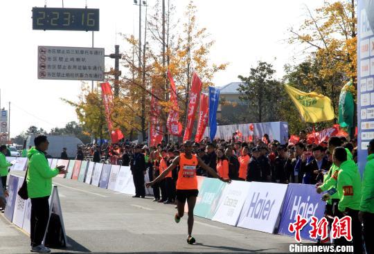 近二万名海内外选手竞逐2017青岛马拉松