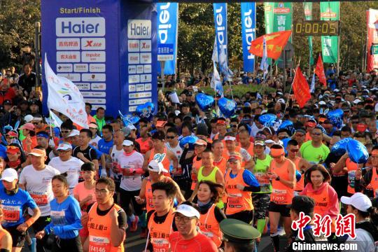 2017青岛马拉松赛在青岛市五四广场鸣枪开赛。　胡耀杰 摄